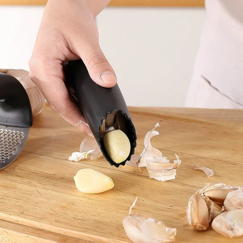 304 stainless steel garlic press 11x7cm in black with PP handle on kitchen counter