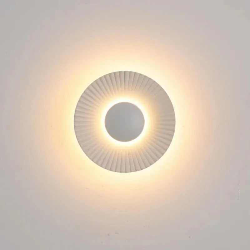Round wall-mounted lamp with aluminium shade in white and gold colour options