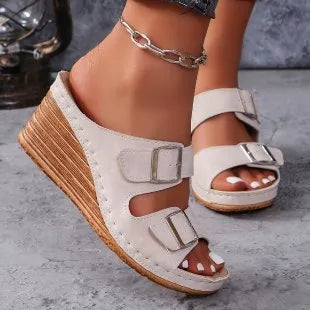 Women's outer wedge belt buckle beach slippers in beige with PU upper and rubber sole