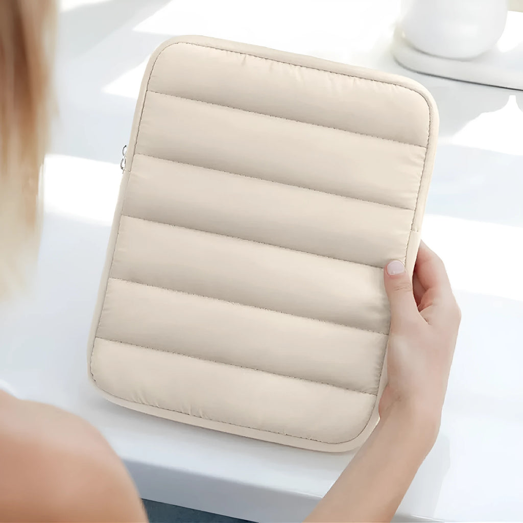 Puff bag laptop sleeve for 9.7-11 inch devices with elastic sides in black colour