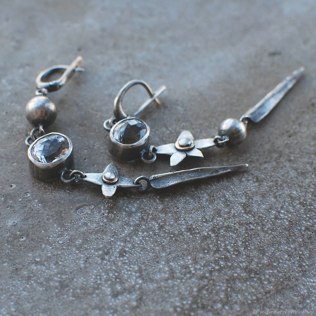 Hesheng geometric antique silver-plated long rhinestone pendant earrings on display