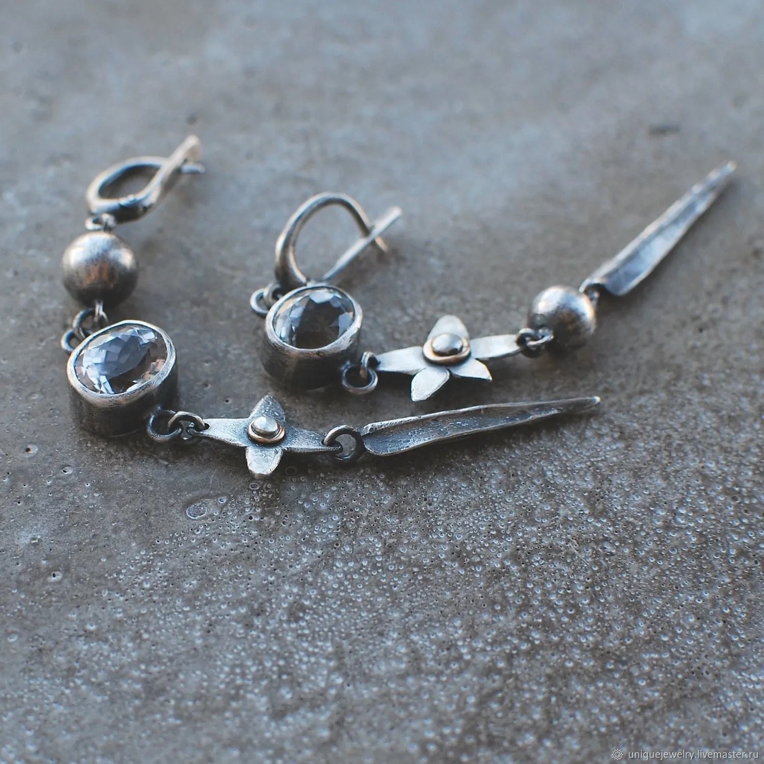 Hesheng geometric antique silver-plated long rhinestone pendant earrings on display