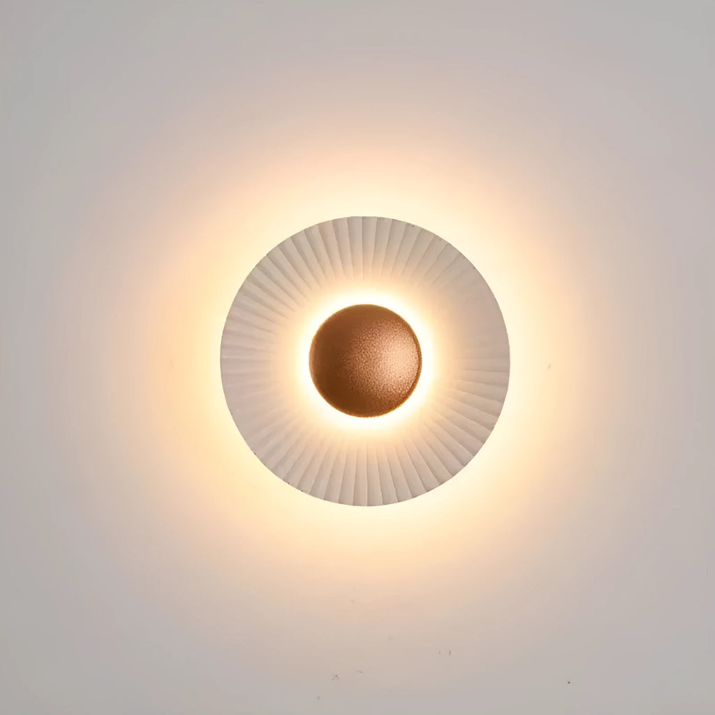 Round wall-mounted lamp with aluminium shade in white and gold colour options