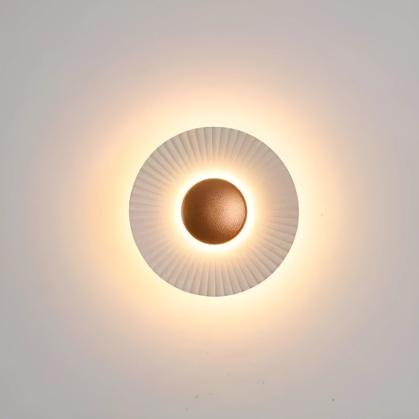 Round wall-mounted lamp with aluminium shade in white and gold colour options