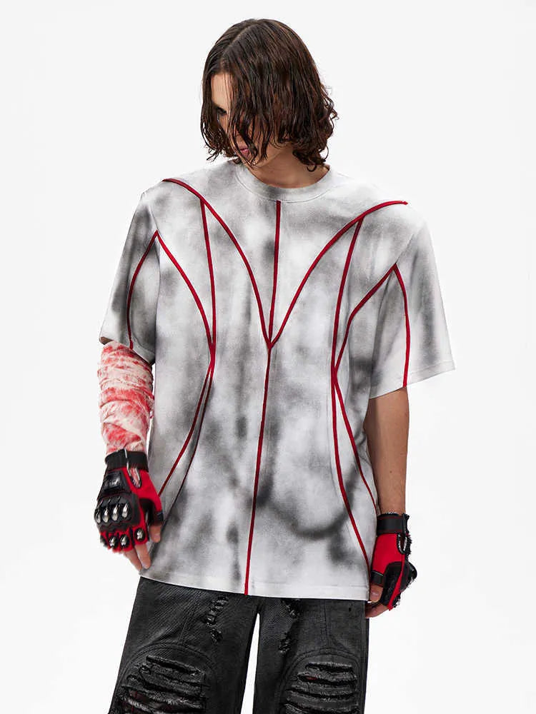 Padded shoulder t-shirt with three-dimensional line patchwork design and short sleeves