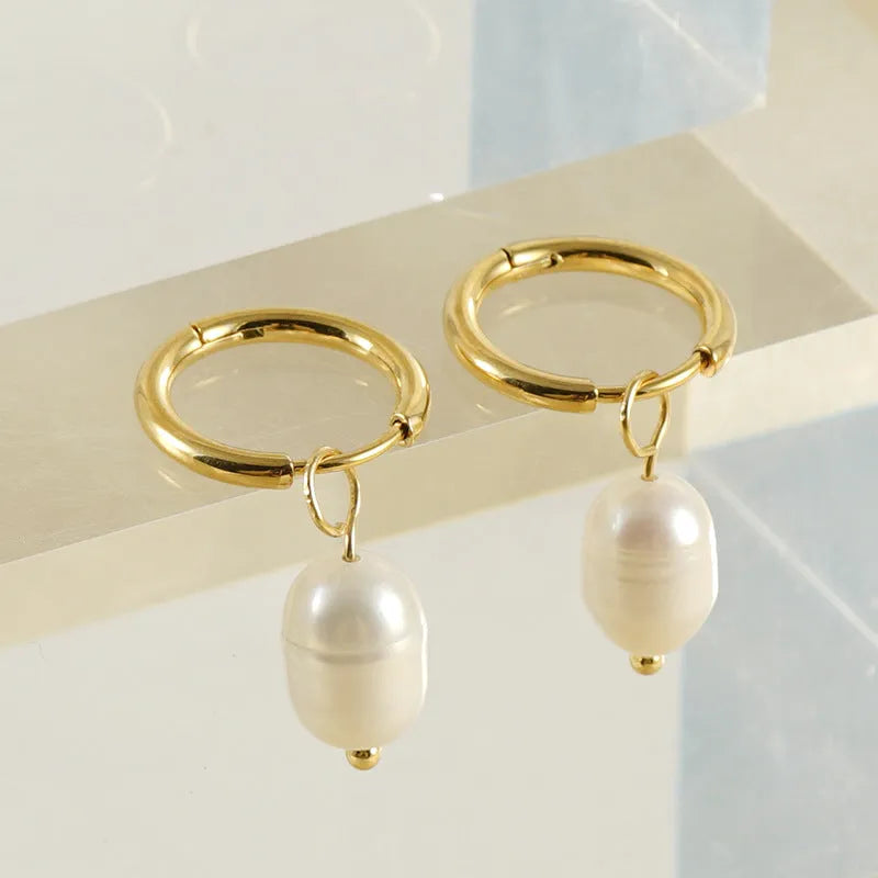 Gold-coloured geometric drop earrings with pearl accents on stainless steel for women