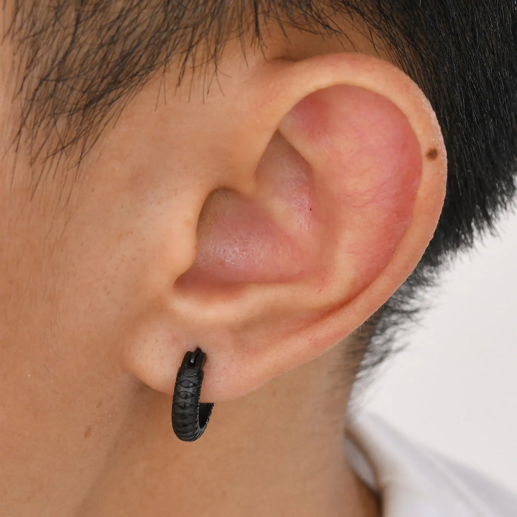 Stainless steel snake pattern ear ring in black or gold colour option