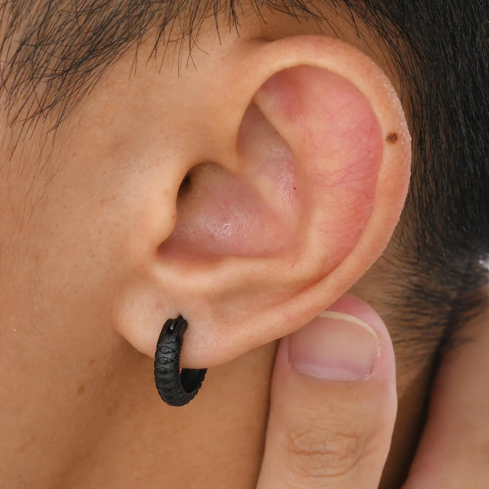 Stainless steel snake pattern ear ring in black or gold colour option