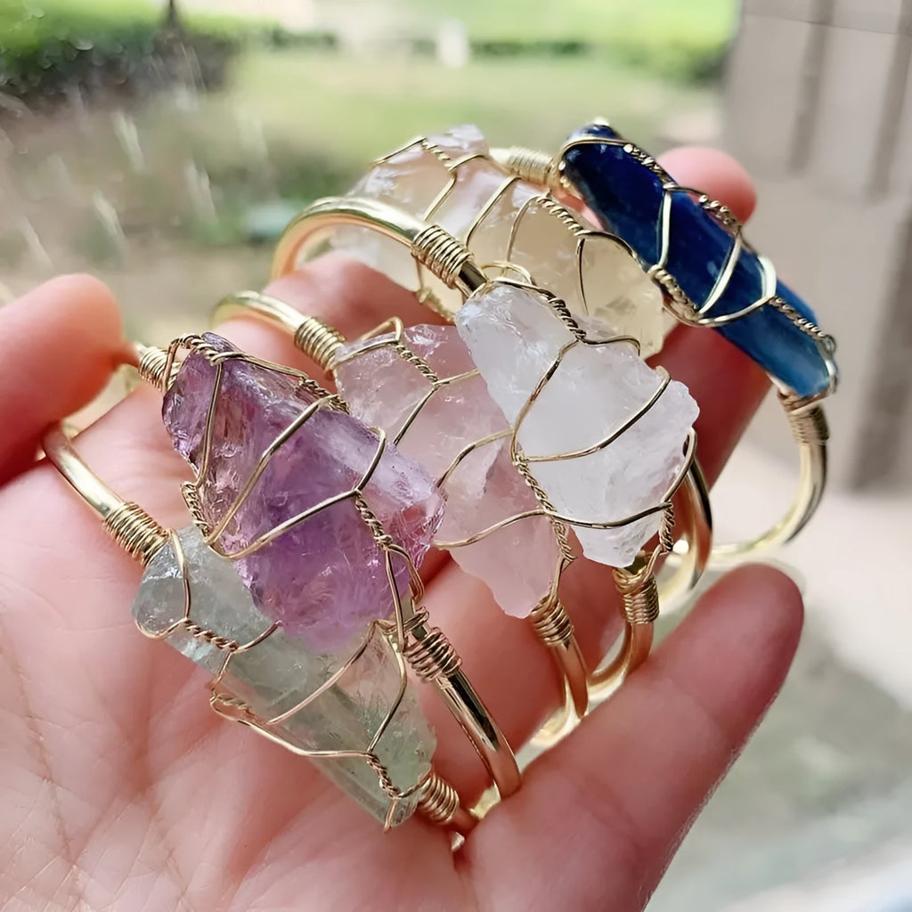 Geometric gold wire bracelet with a central rough natural crystal, bohemian ethnic style.