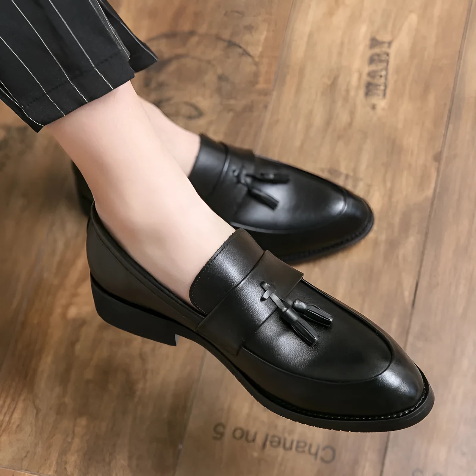Breathable slip-on business casual shoes for men with tassel detail artificial PU upper rubber sole black and brown