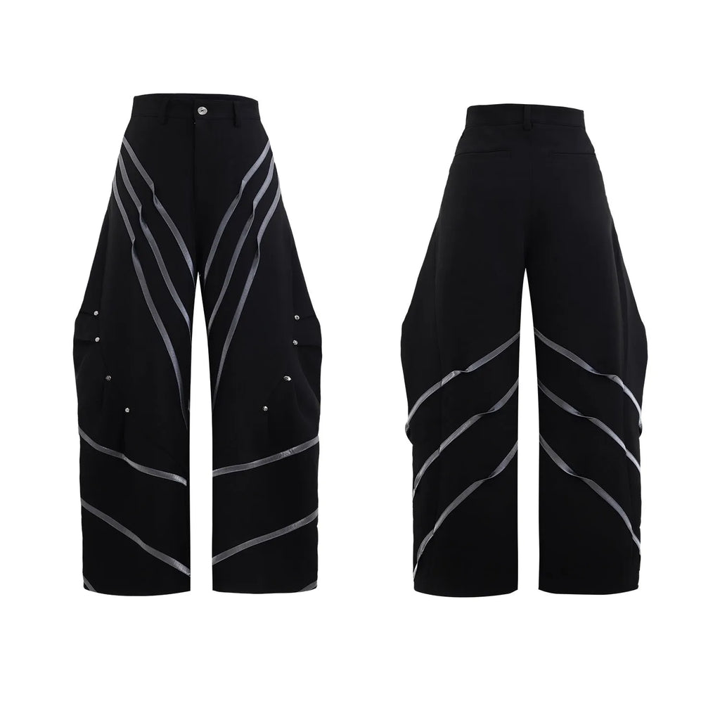 Men's trousers with three-dimensional cutting, metal striped rivet detailing and pleated design in polyester fabric