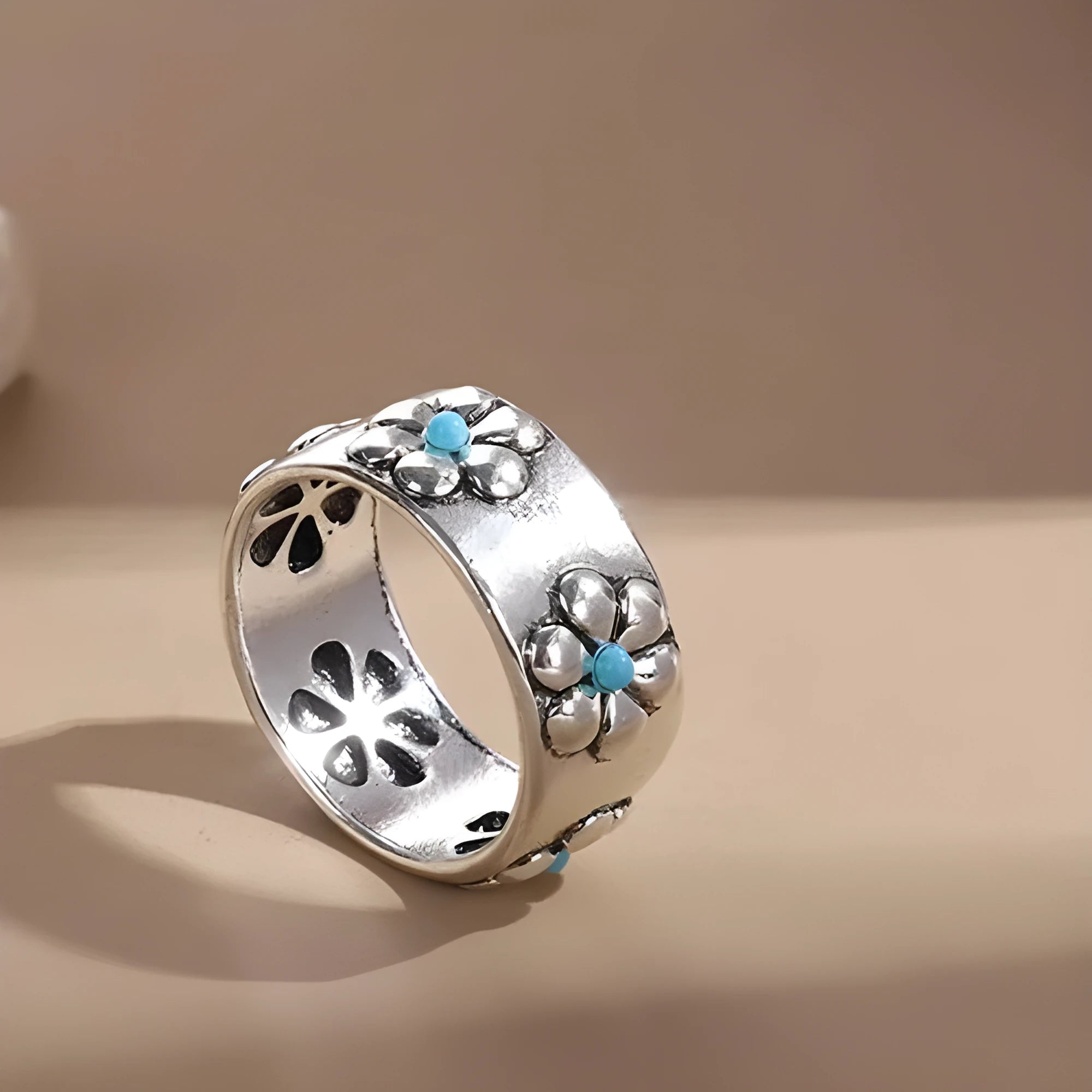 Antique silver alloy flower daisy ring on geometric band, women's niche vintage jewellery