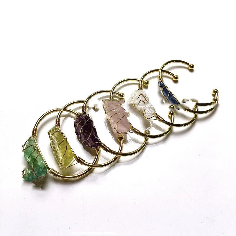 Geometric gold wire bracelet with a central rough natural crystal, bohemian ethnic style.