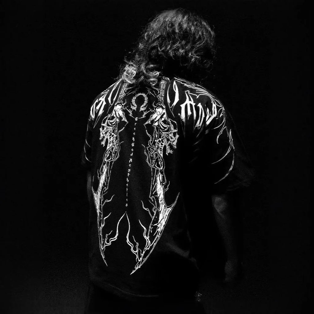 Dark style men's loose cotton short-sleeve T-shirt with gilding craft detailing on a mannequin.