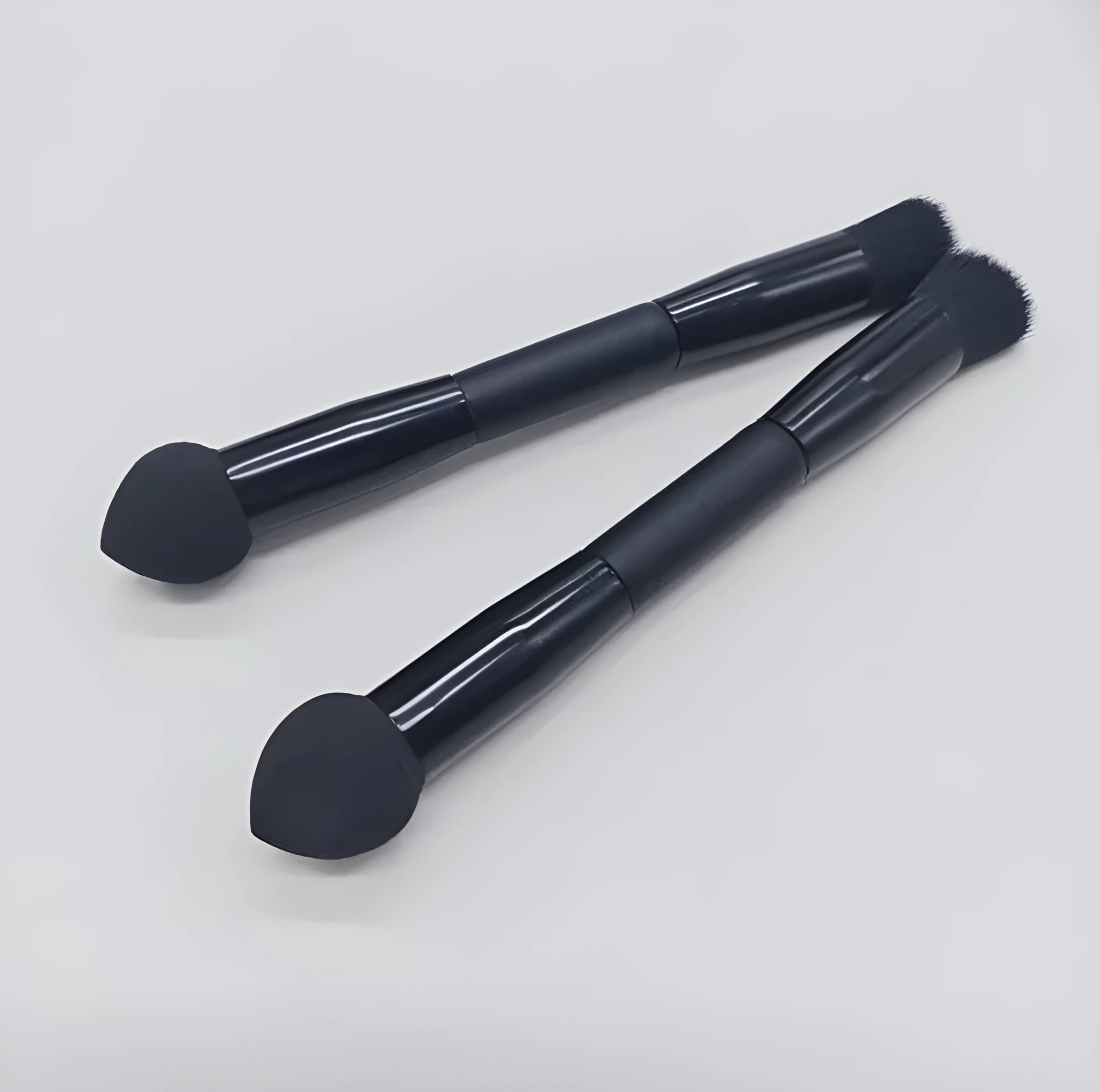 Double-headed miter sponge concealer brush with wooden handle and artificial fibre bristles in elegant black