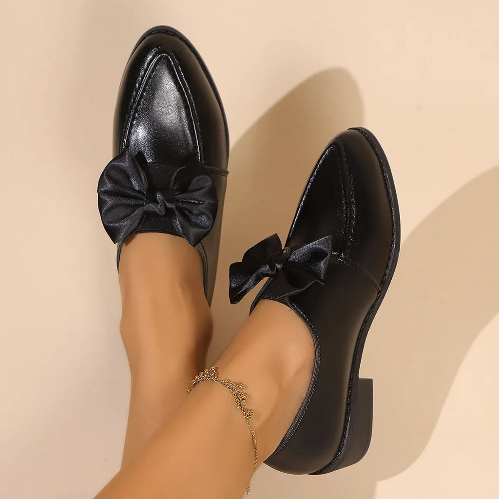 Women's simple flat shoes with a choice of buckle, large bow, or small bowknot decoration on the upper.