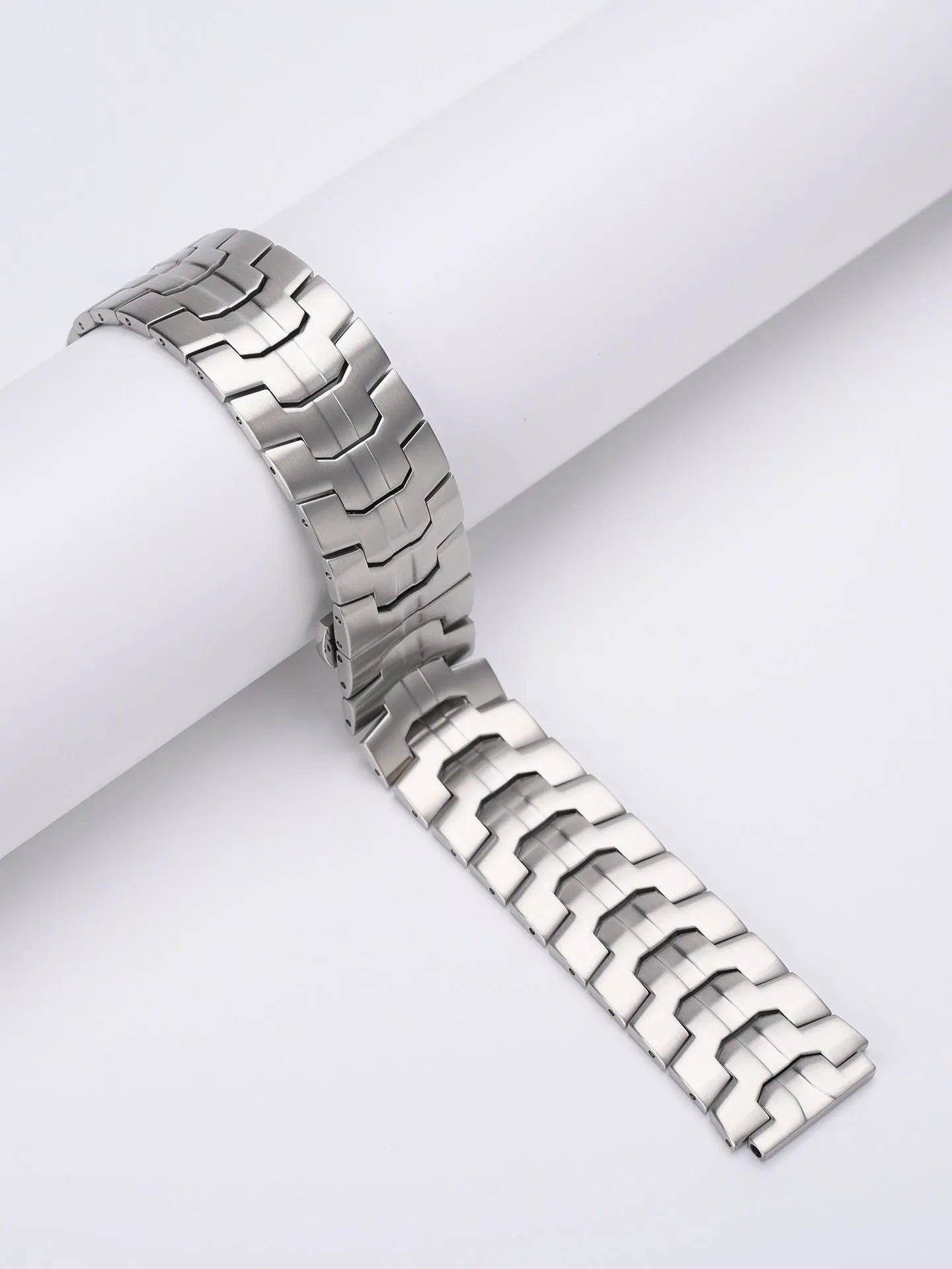 Stainless steel watch strap for Samsung Galaxy Watch 7, 6, 5 in silver colour with universal lugs.