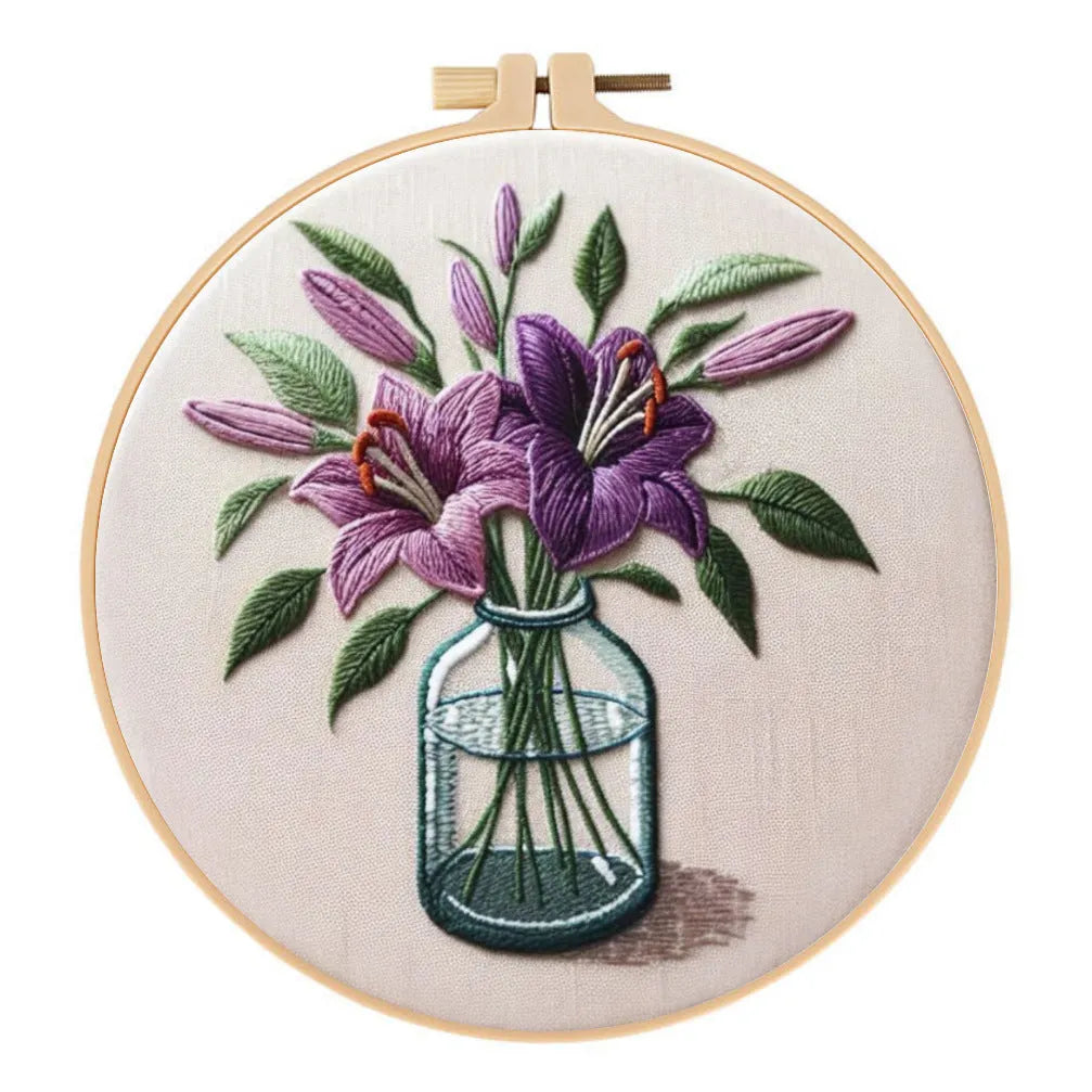 Purple lily flower embroidery pattern on 28x28cm cotton and linen cloth with imitation bamboo frame stand