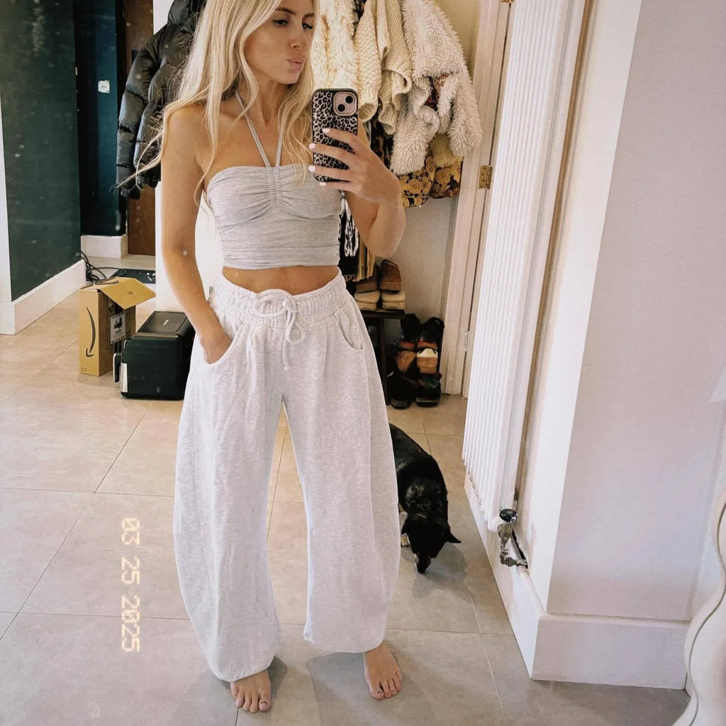 Loose-fit cropped sweatpants with drawstring waistband and side pockets in multiple colour options