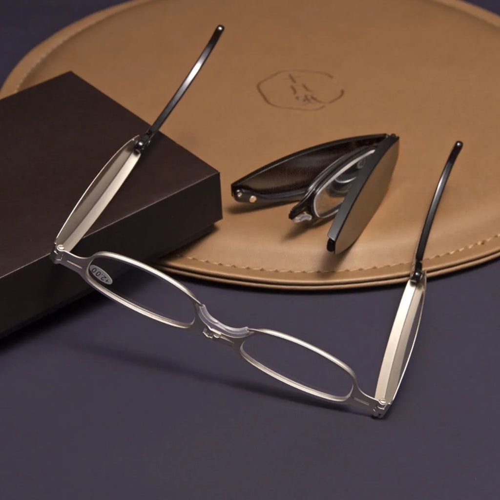 Folding pocket reading glasses in retro style with ring detailing and anti-fall frame