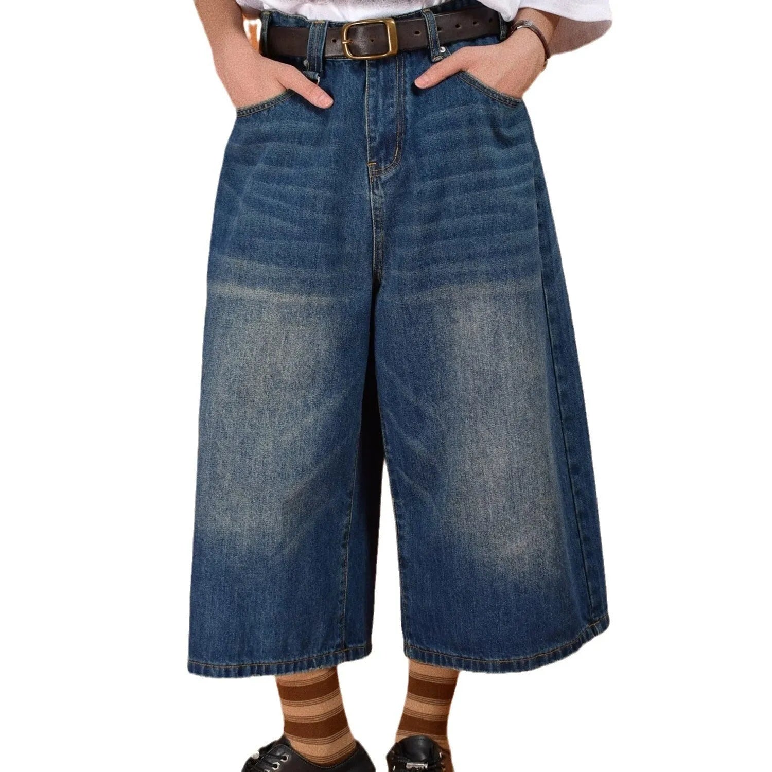 Men's loose straight-cut denim shorts in blue on a mannequin, showing fifth pants length and casual style.