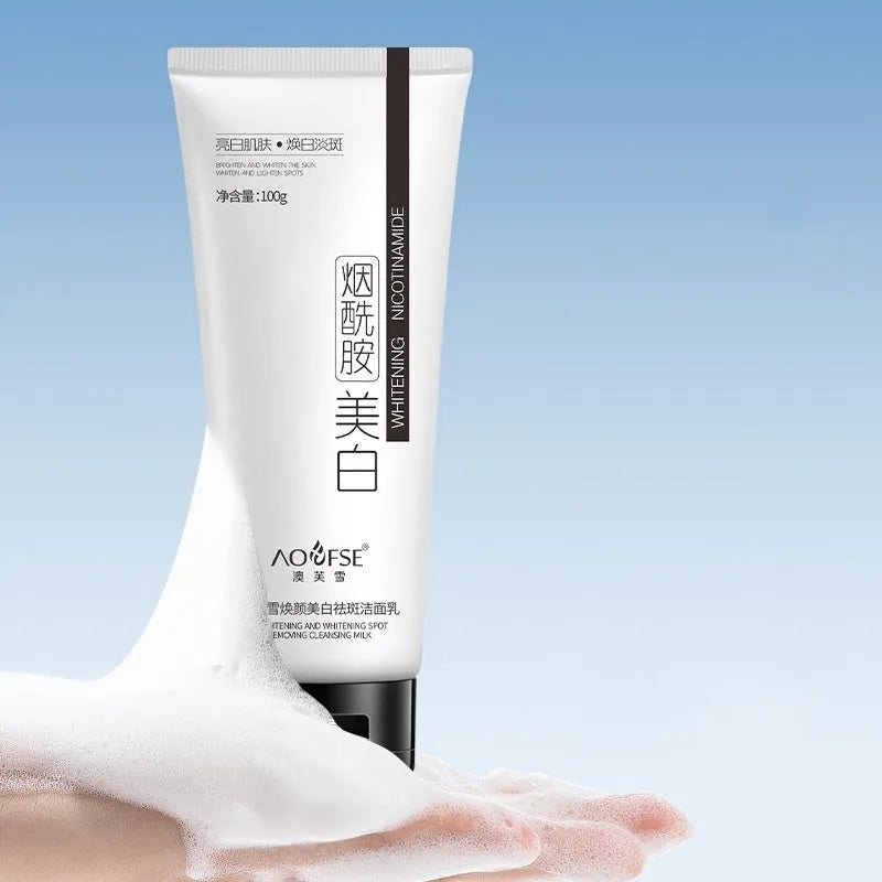 White pump bottle of 100ml whitening and freckle-removing facial cleanser for deep pore cleansing