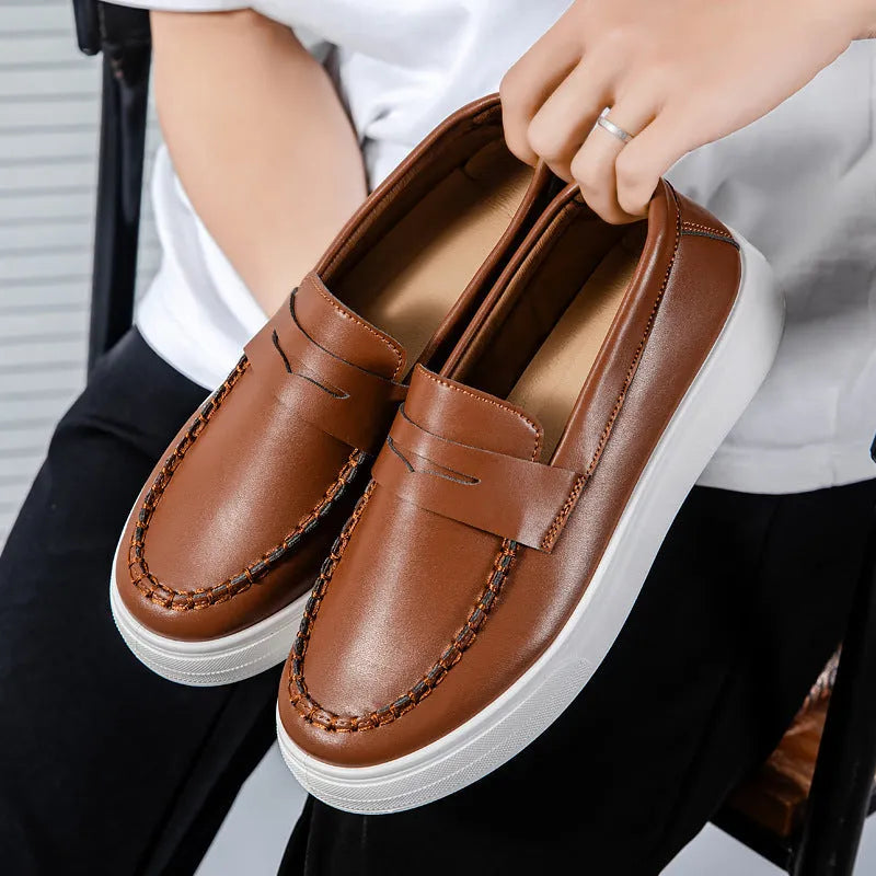 British style casual leather shoes with round toe and breathable PU upper in black and white