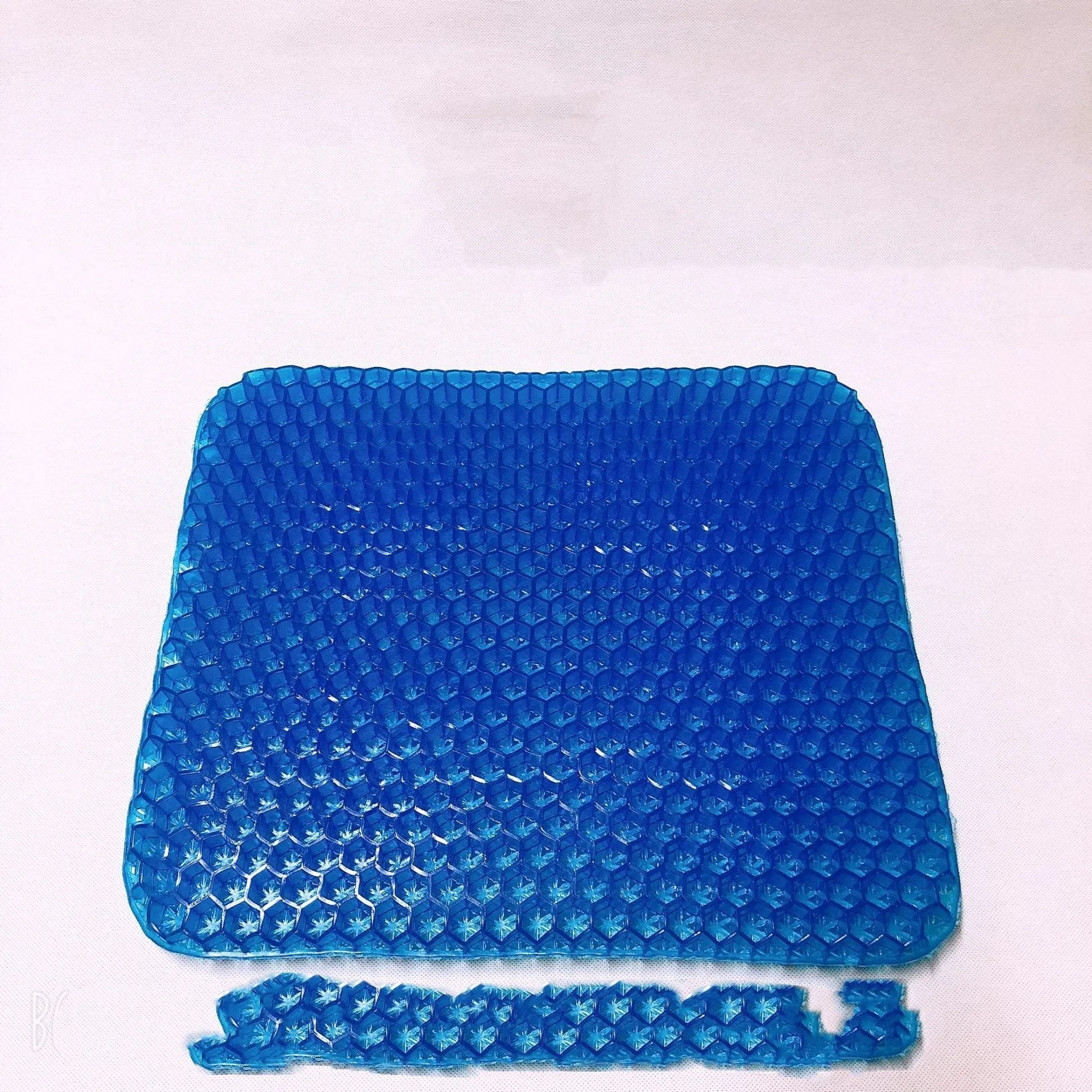 Solid colour gel seat cushion with honeycomb cooling design showing double thick construction