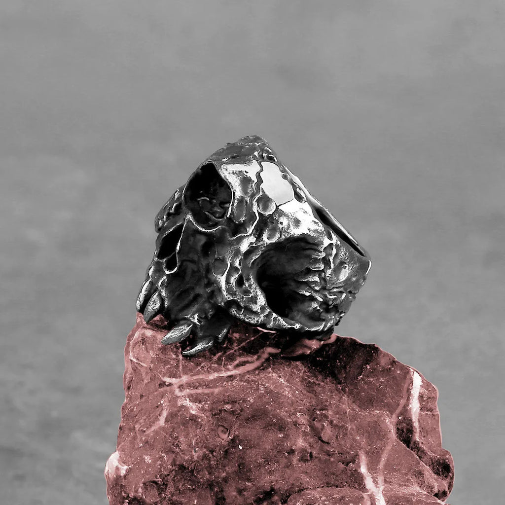 Alloy ring featuring a one-eyed skull design in a punk or hip hop retro style