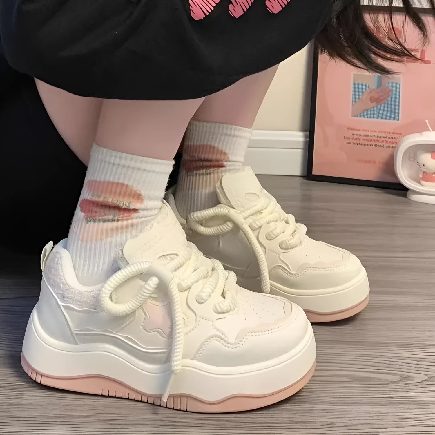 Women's casual platform sneaker in patent artificial PU, round toe lace-up design, rubber sole, green and pink colours