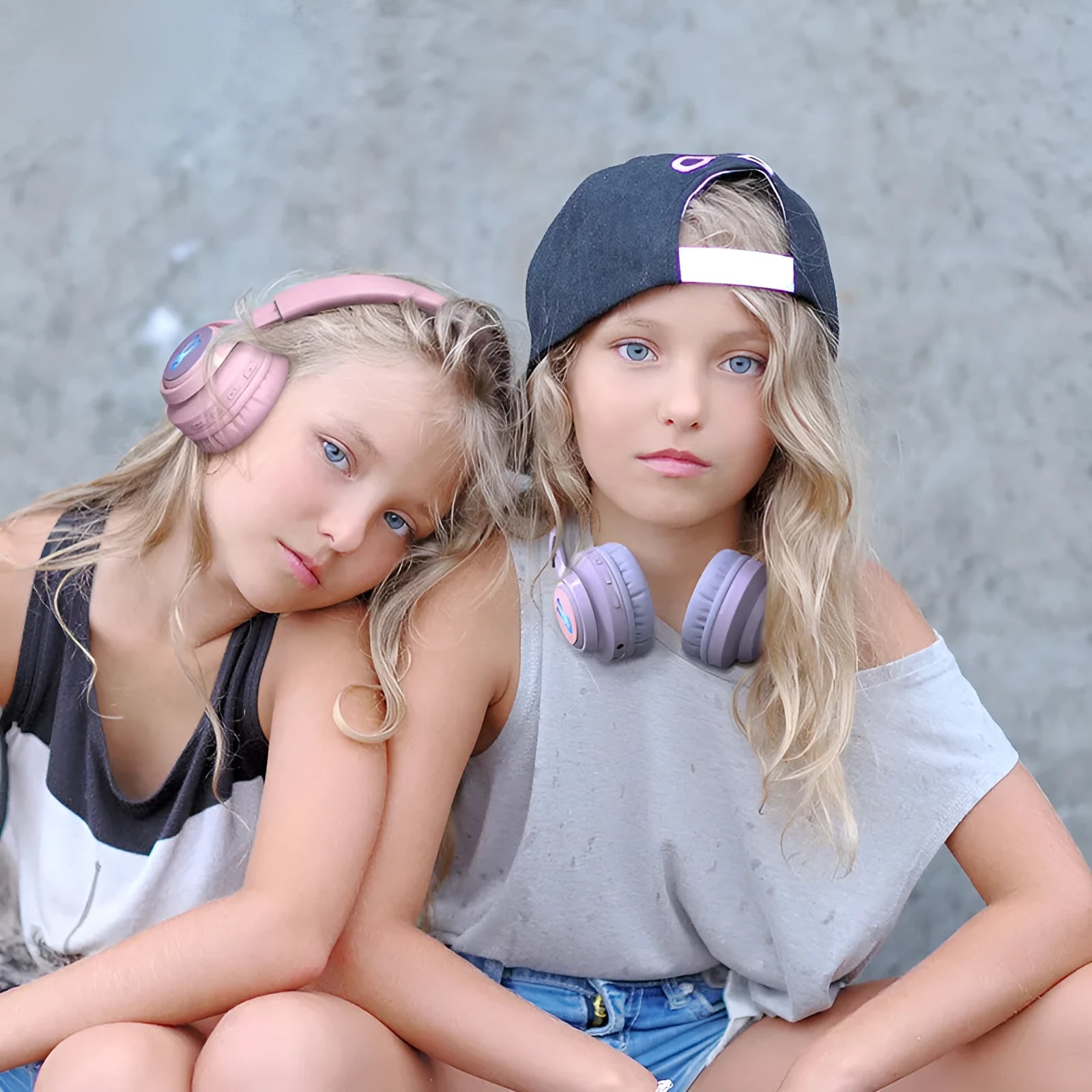 Wireless children's headphones in bunny pink with RGB lights, 15m range, and call function