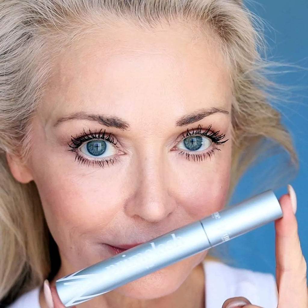Black eyelash brush comb tool with 0.7g net content, single piece, for lash separation and definition