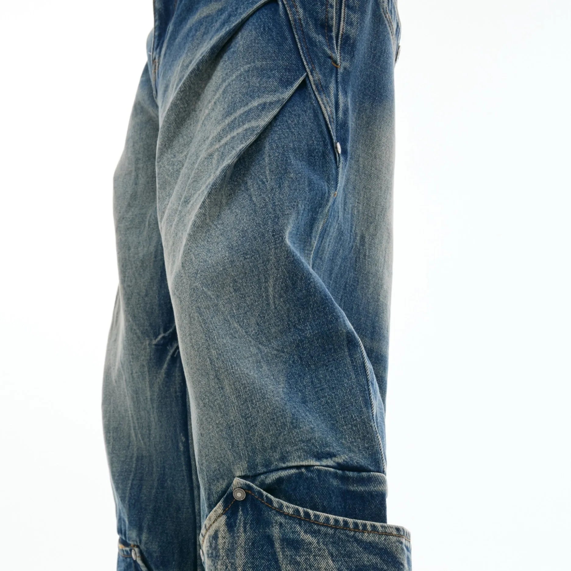 Men's verdant blue jeans with retro washed burst pattern and curved knife design, loose fit style