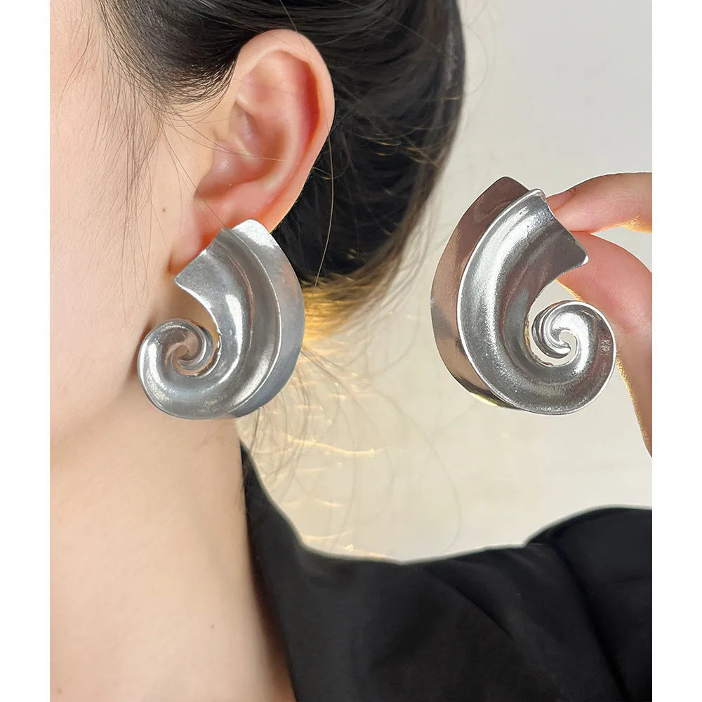 Geometric retro ear studs in gold or silver with 5cm size and alloy construction