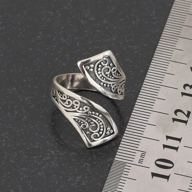 Silver-coloured alloy ring with adjustable opening, minimalist retro design for women