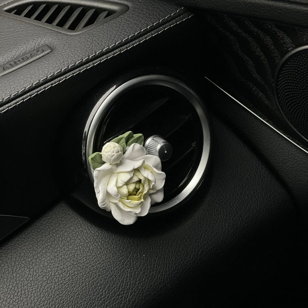 Solid gypsum car air vent perfume diffuser in off-white or green with 5ml jasmine oil bottle.