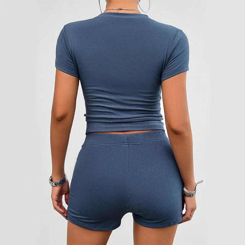 Women's solid colour two-piece sports suit with short-sleeved t-shirt and elastic shorts
