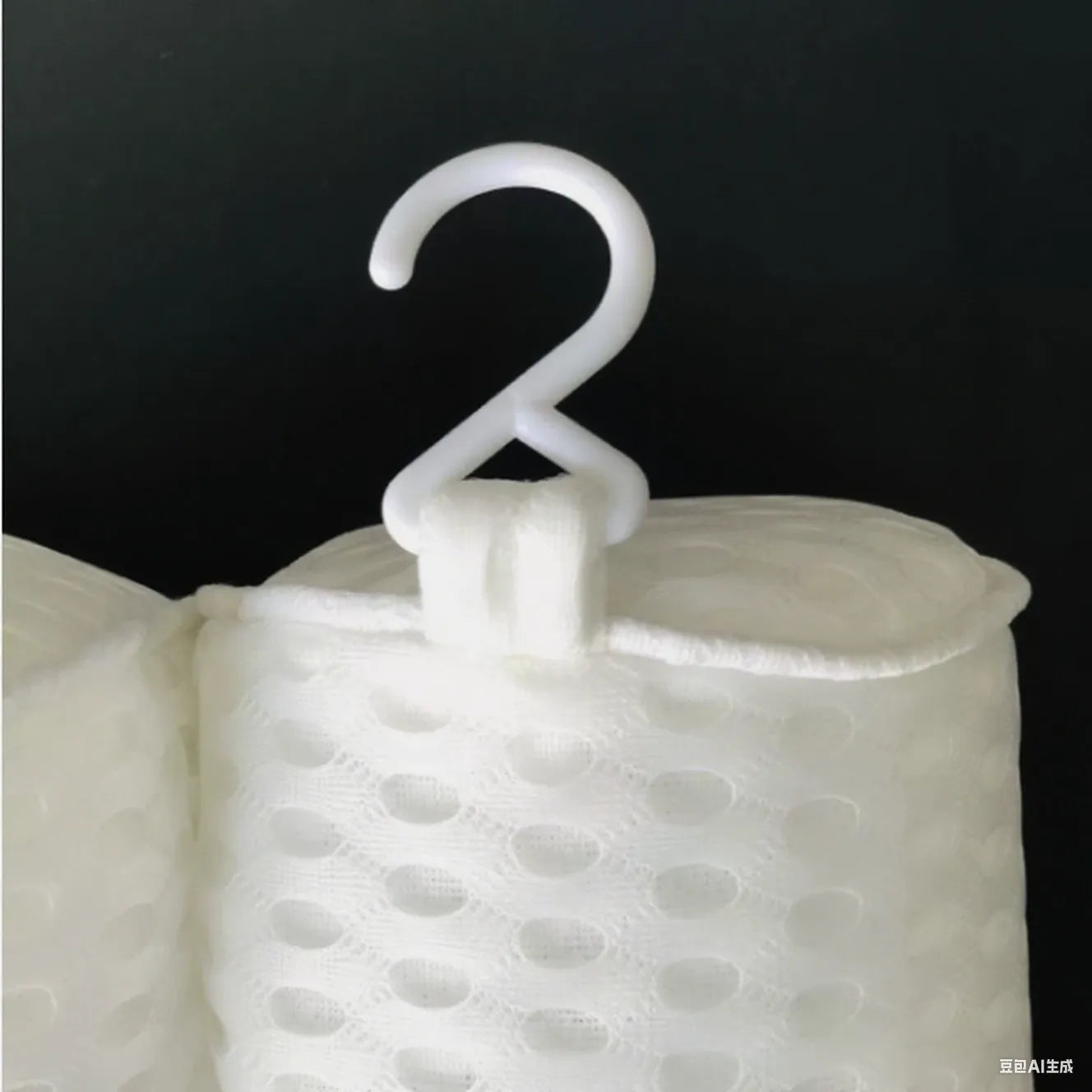 White bathtub pillow with 4D mesh construction and 7 suction cups measuring 37x34cm