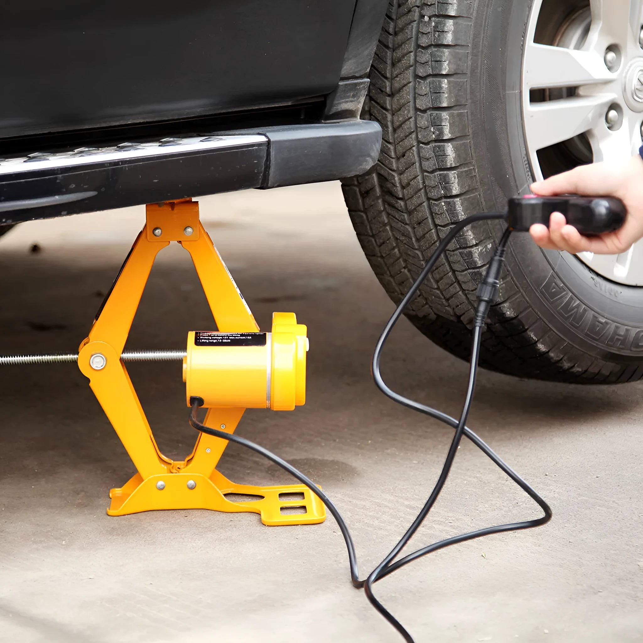 TY002 vehicle-mounted electric hydraulic jack kit with 2-tonne capacity on 5kg base