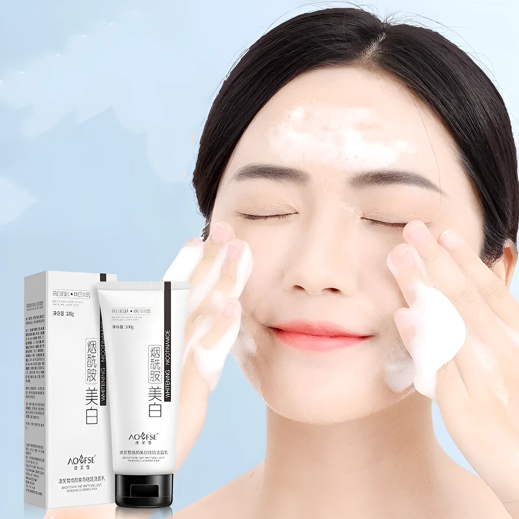 White pump bottle of 100ml whitening and freckle-removing facial cleanser for deep pore cleansing