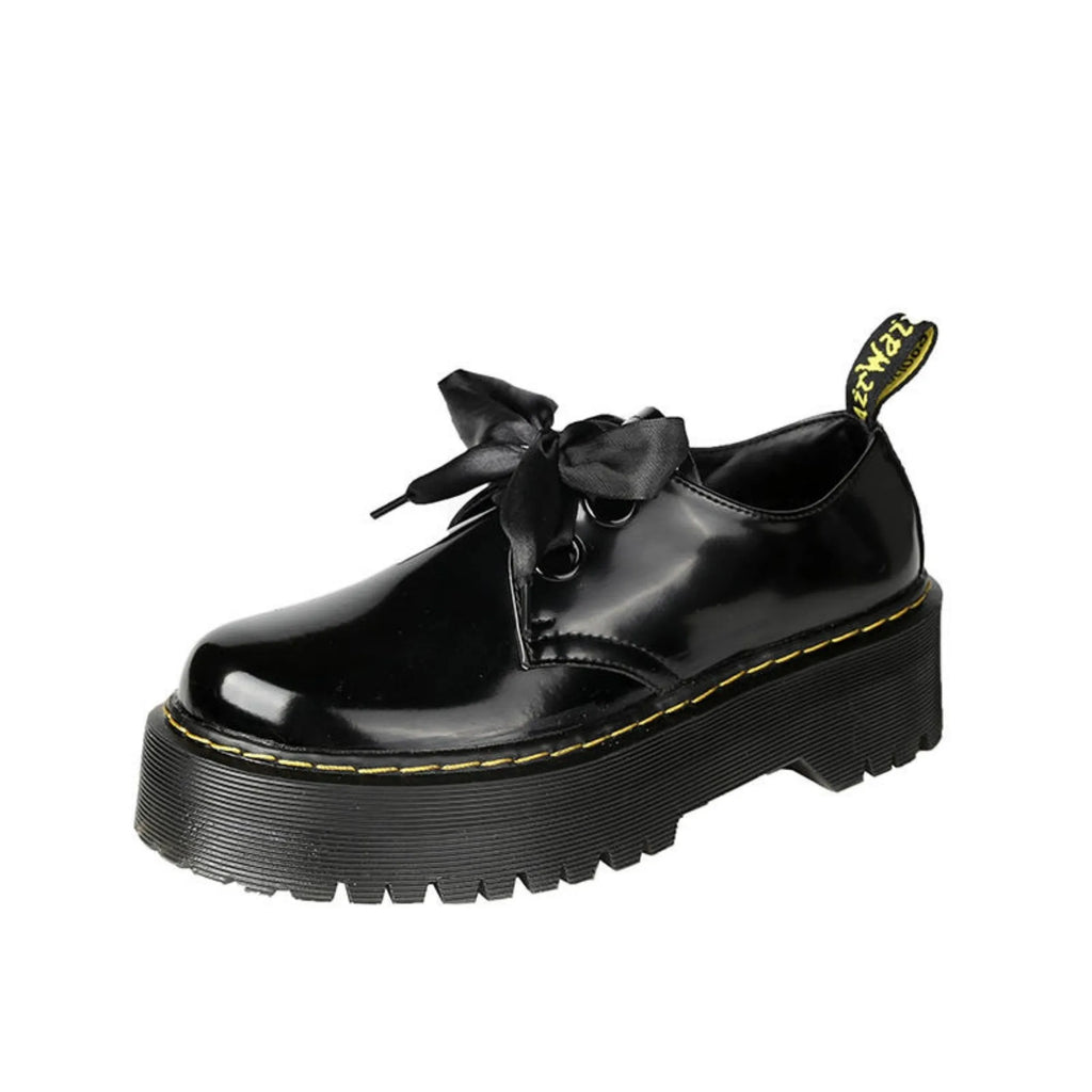 Women's thick-soled leather shoes with ribbon and cross strap details in lace-up design