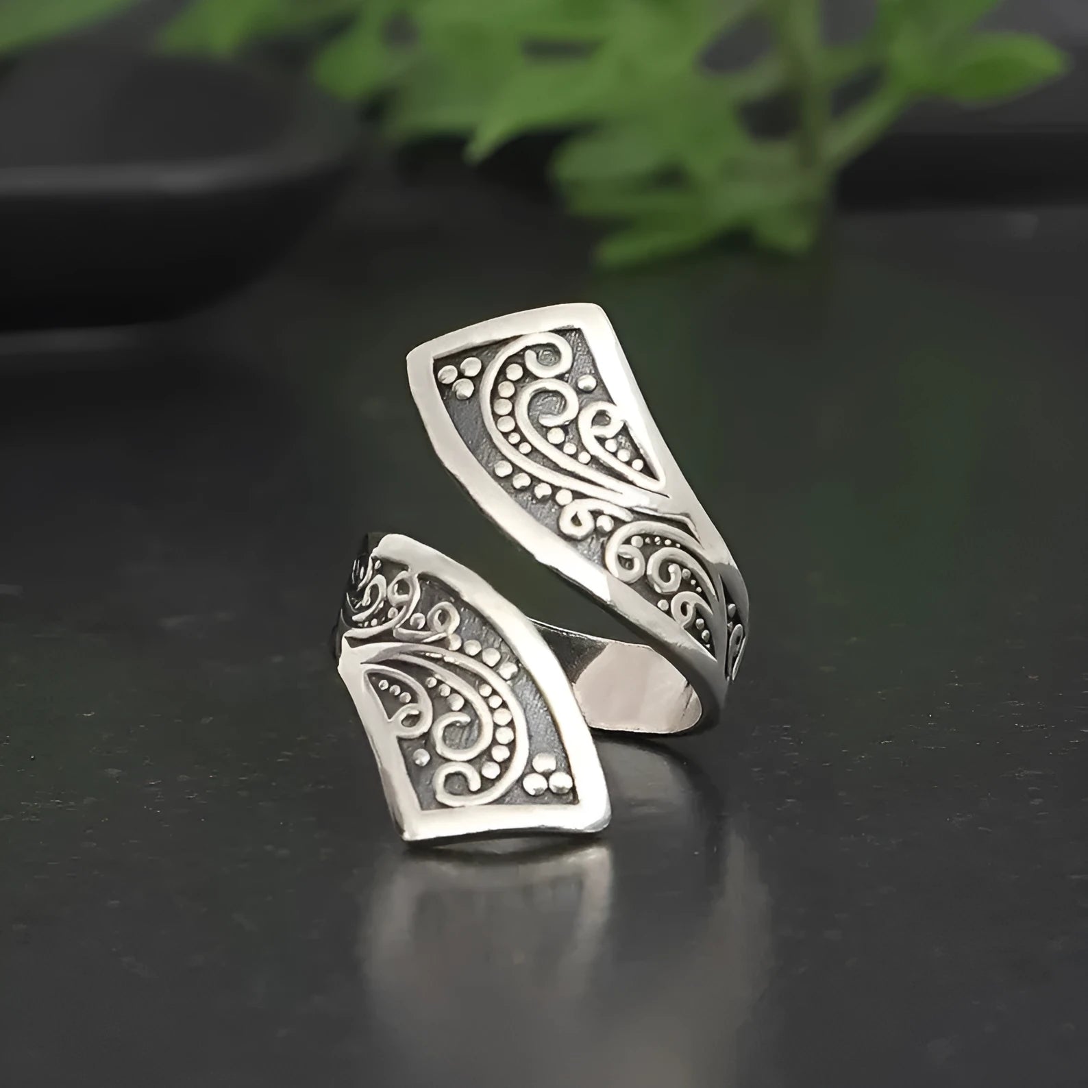 Silver-coloured alloy ring with adjustable opening, minimalist retro design for women