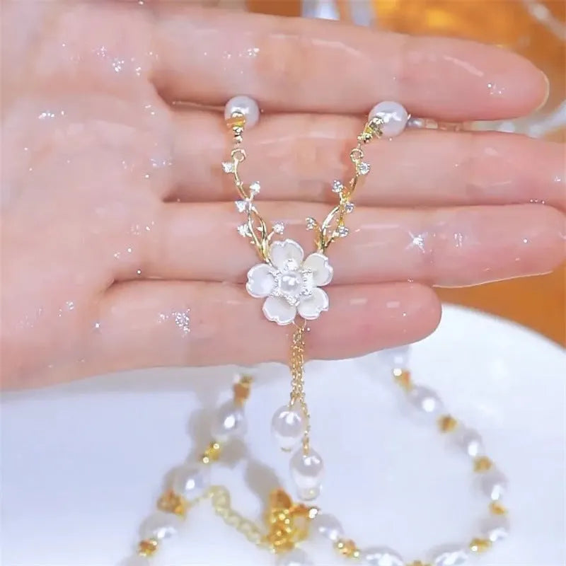 Alloy women's necklace with pearl flower pendant and rose floral decorations on a pearl chain.