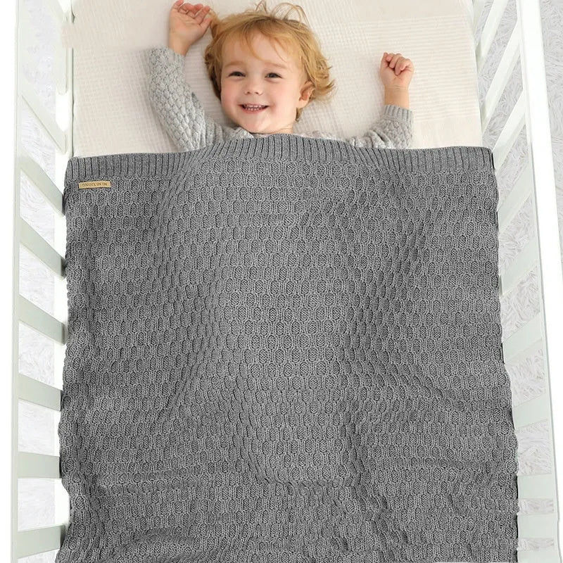 Solid colour infant hug blanket with three-dimensional lines texture in 70×90cm size
